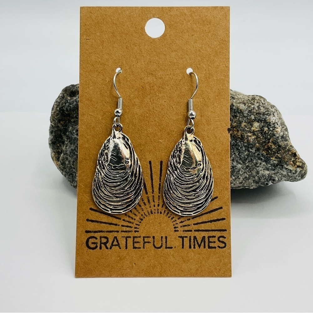 Earrings Oyster Shell Metal Ocean Beach Silver Tone Dangle Coastal Sea Hook